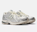 Zapatillas New Balance 1906REE - Silver Metallic con Sea Salt y New Spruce