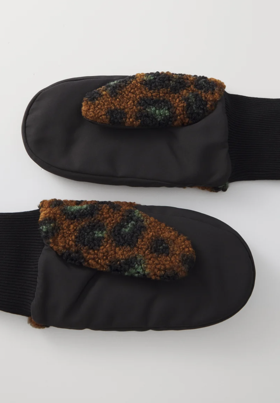 Manoplas Carhartt WIP Orla Mitten - Camo Leo Jacquard, Tamarind/Black