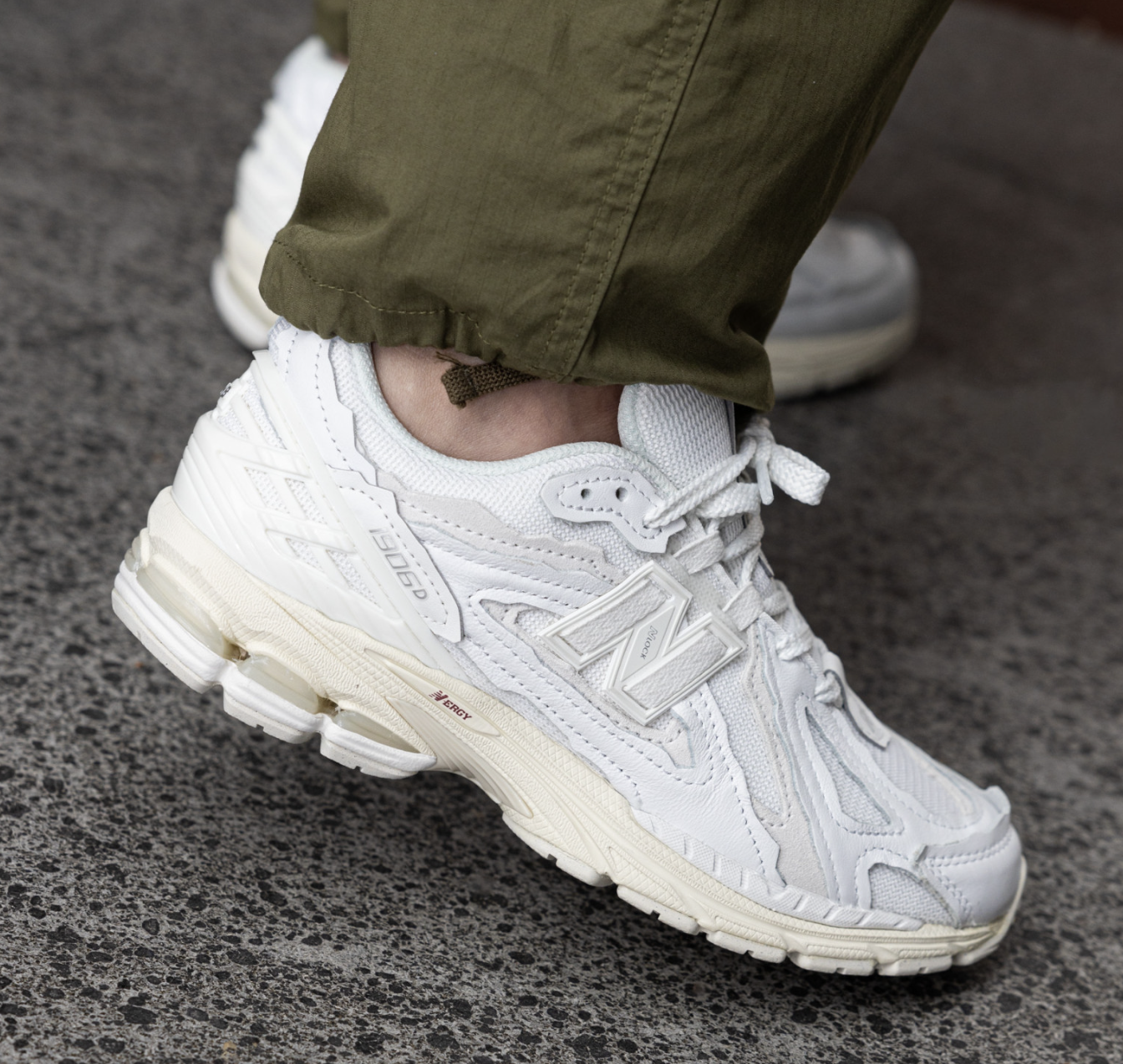 Zapatillas New Balance 1906DE - White con Turtledove y Crimson