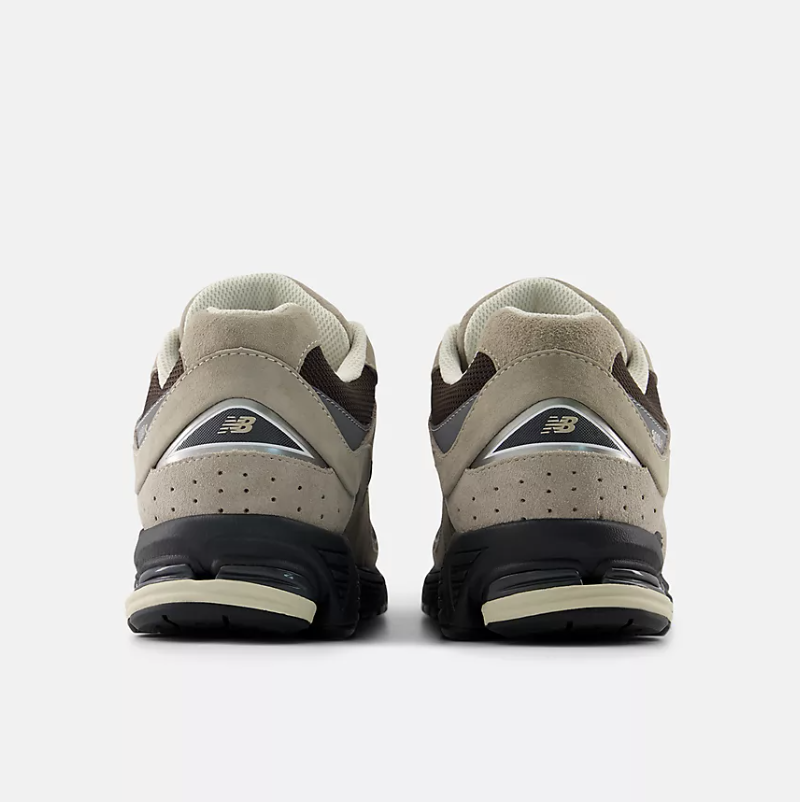 Zapatillas New Balance 2002RO - Arid Stone con Black Coffee y Castlerock